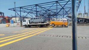 Twee Volkswagen Bussen op de kade in Brazilië, klaargemaakt voor Roll-on/Roll-off (RoRo) internationale verzending