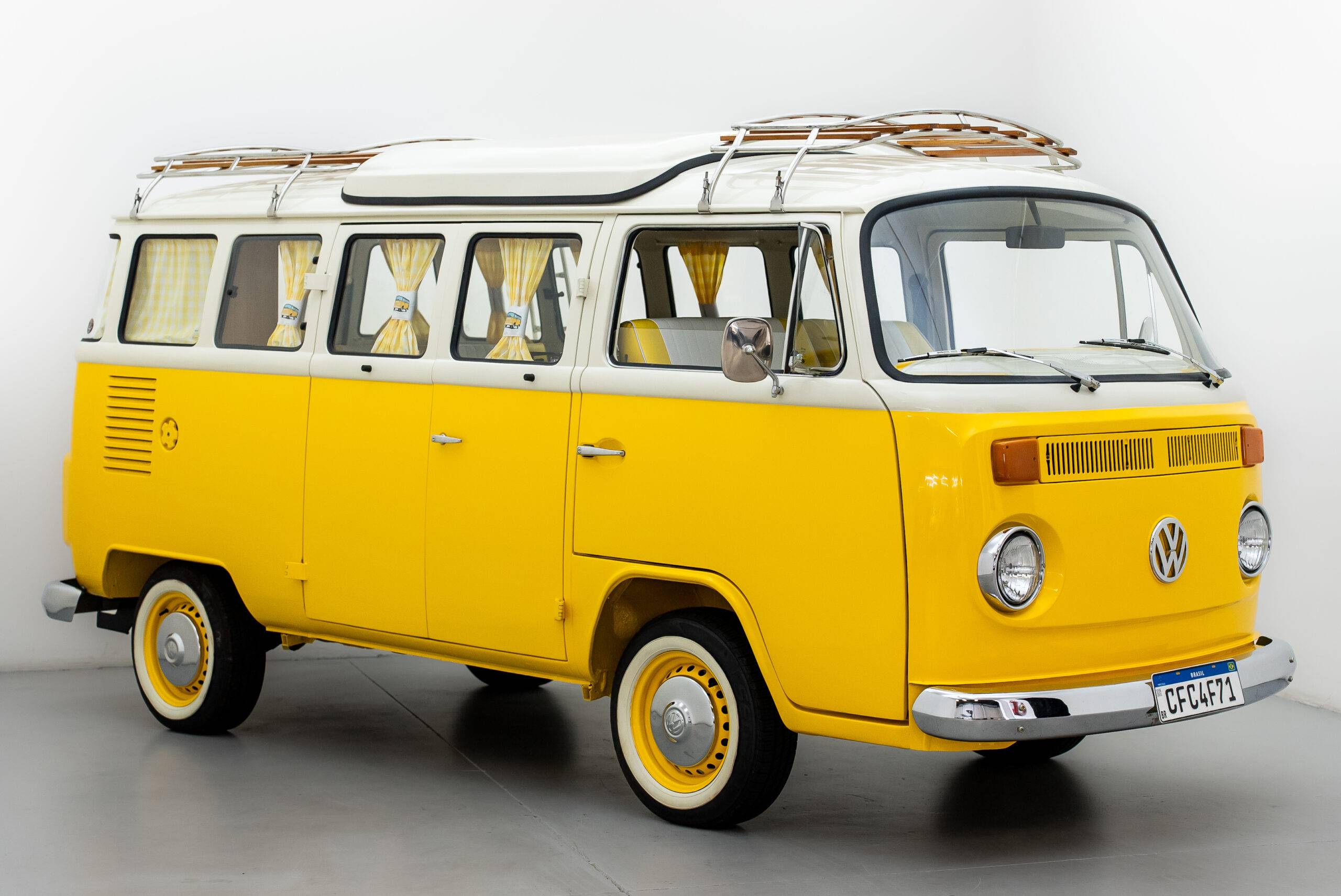 Restaurierter, maßgeschneiderter Volkswagen T2 Camper mit individuellem Innenraum