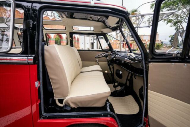 Volkswagen bus restoration samba (35)