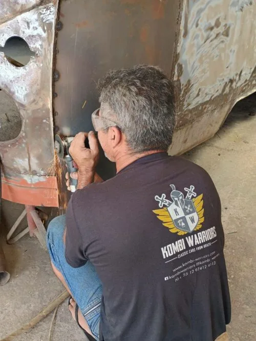 Restauratie van de carrosserie van een klassieke VW Kombi met nauwkeurige lastechniek en vakmanschap.