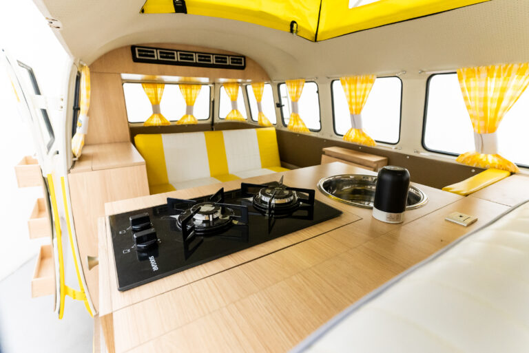 Volkswagen T2 camper bus (26)