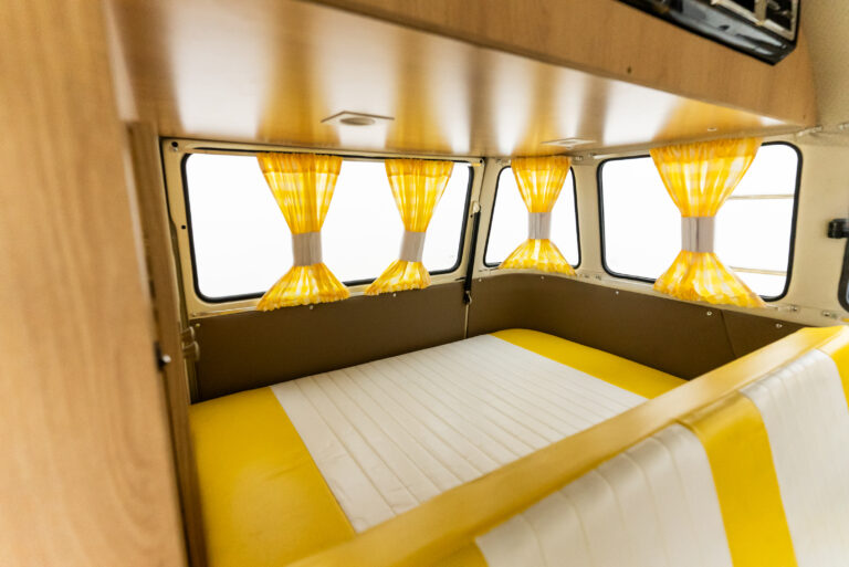 Volkswagen T2 camper bus (29)