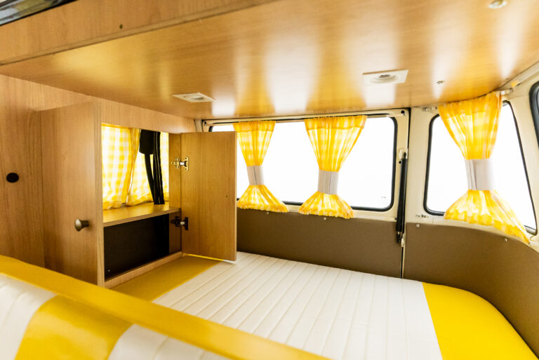 Volkswagen T2 camper bus (33)