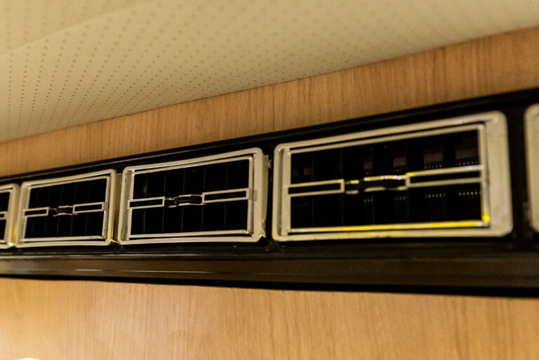 Volkswagen T2 camper bus (34)