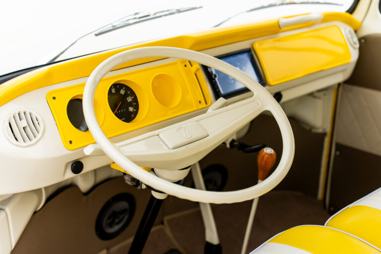 Volkswagen T2 camper bus (79)