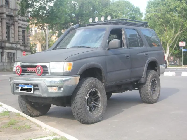 Toyota Hilux 2000, side profile view.